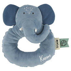 Personalisierbare Trixie Rassel Frau Elefant mit Plott – weiches Babyspielzeug aus Bio-Baumwolle und recyceltem Polyester