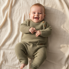 Weicher Strickstrampler in Olive fuer Babys mit hohem Tragekomfort, ideal fuer Alltag, Ausfluege und besondere Momente