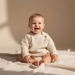 Sandfarbener Little Dutch Baby-Strickpullover – Vorderansicht