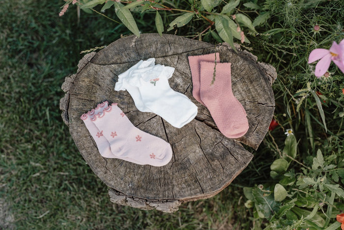 Little Dutch Fairy Garden Socken 3er-Set Größe 17–19 – Detailansicht der Babysocken in Hellrosa, Pink und mit Broderie-Optik