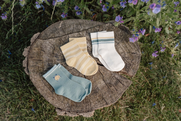 Little Dutch Forest Friends Socken 3er-Set Größe 20–22 – Detailansicht der Kindersocken in Grün, Gelb-Weiß und Weiß