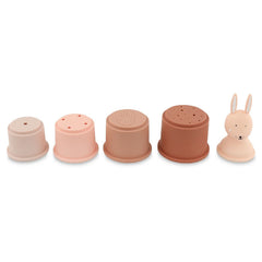 Rosa Trixie Stapelbecher Frau Hase – 5-teiliges Silikon-Spielset für Badewanne, Wasser und kreatives Stapeln