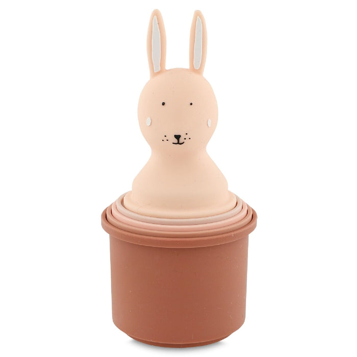 Trixie Stapelbecher-Set Frau Hase aus Silikon – fünf rosa Becher mit unterschiedlichen Formen und Wasseröffnungen