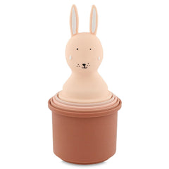 Trixie Stapelbecher-Set Frau Hase aus Silikon – fünf rosa Becher mit unterschiedlichen Formen und Wasseröffnungen