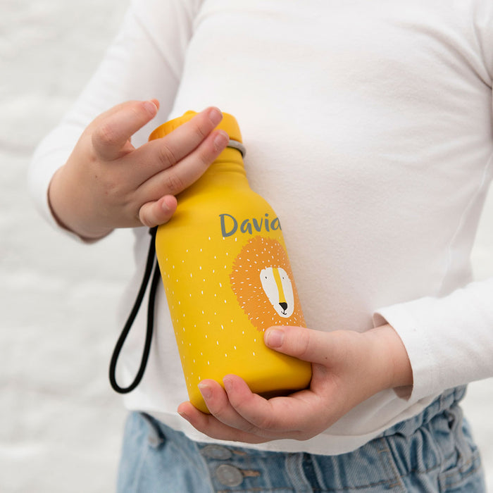 Trixie Trinkflasche Herr Löwe 350 ml in Gelb – leichte Edelstahl-Kinderflasche mit Tiermotiv und praktischer Tragekordel